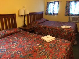 Escritorio, wifi gratis y ropa de cama 