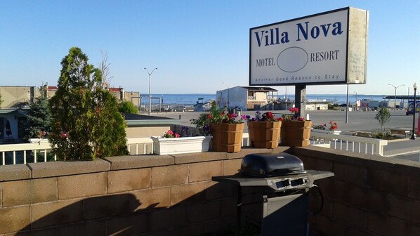 Bordje voor Villa Nova Motel & Resort met uitzicht op strand en zee.