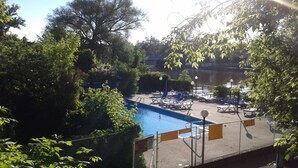 Zona de piscina con sillas de descanso y un cartel que indica que es solo para huéspedes.