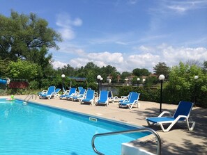 Seasonal outdoor pool, pool loungers - Villa Nova Motel Resort (Wasaga Beach)