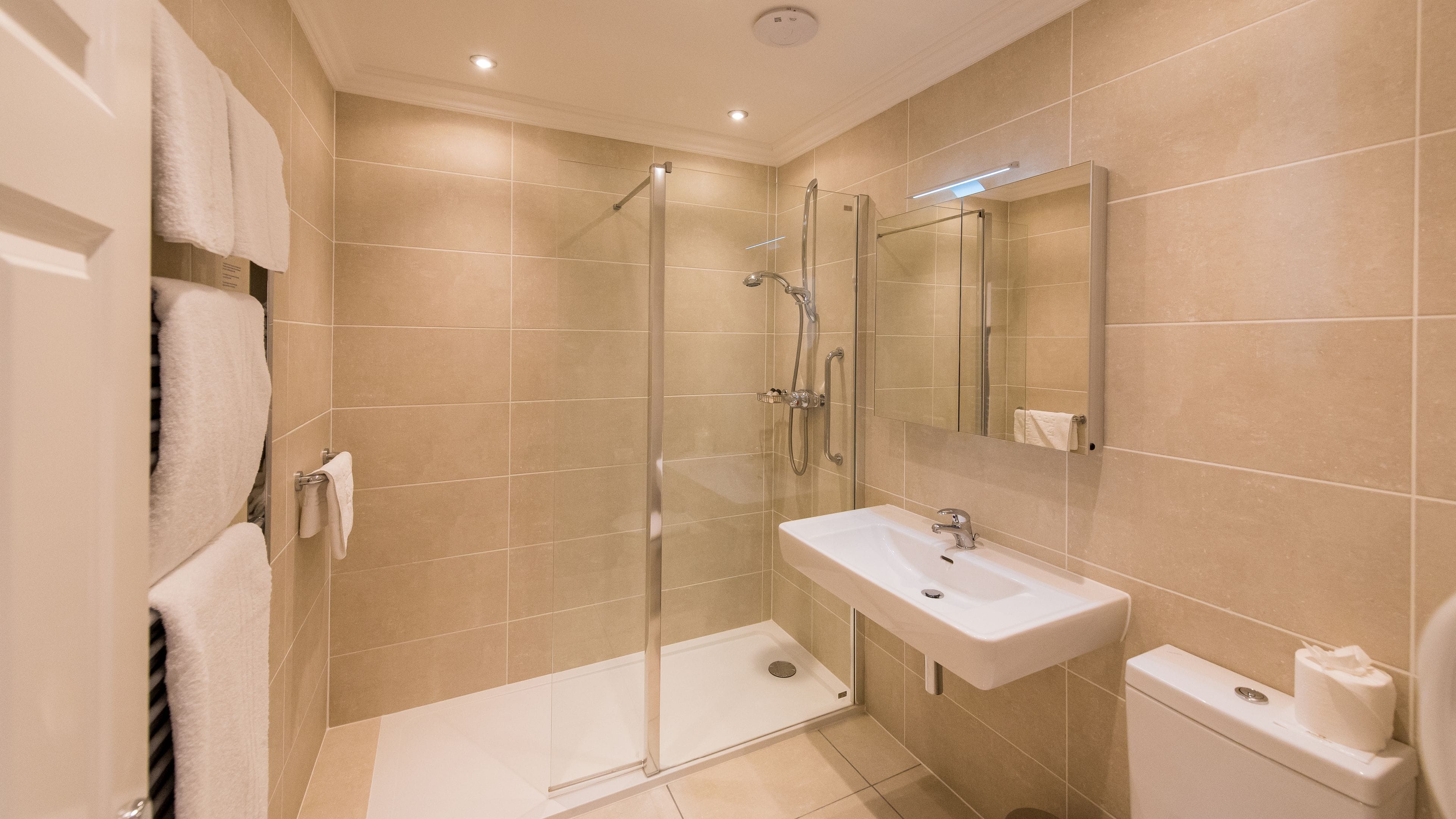 double or twin room, sea view | bathroom | combined shower/bathtub, deep-soaking bathtub, free toiletries