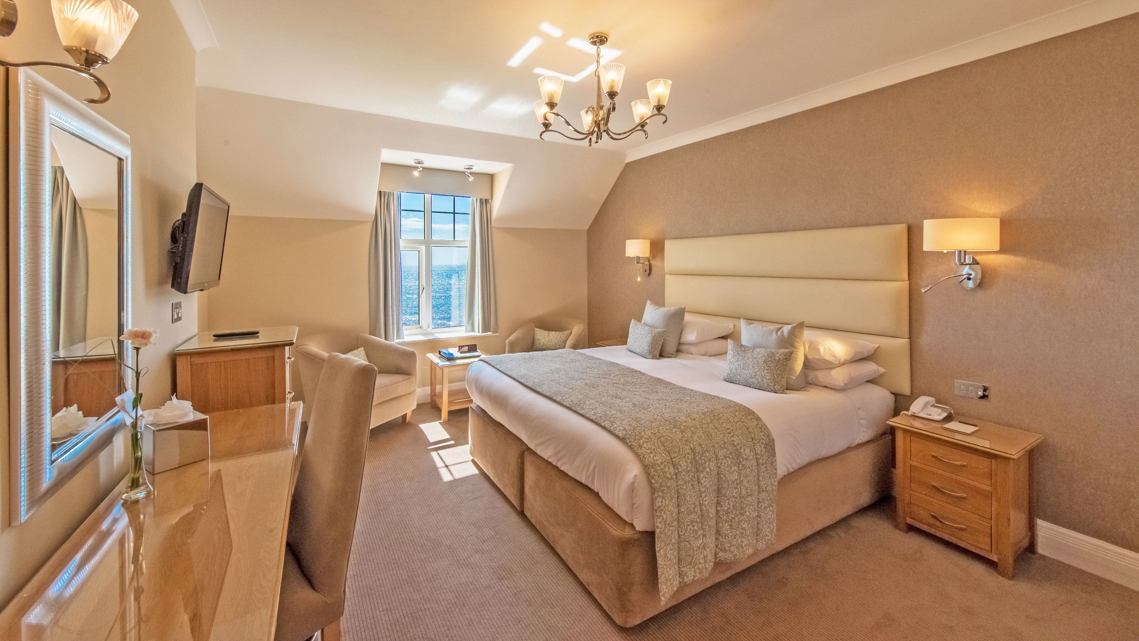 Dobbelt- eller tomannsrom, sjøutsikt | Skrivebord, strykejern/-brett, wi-fi (inkludert) og sengetøy