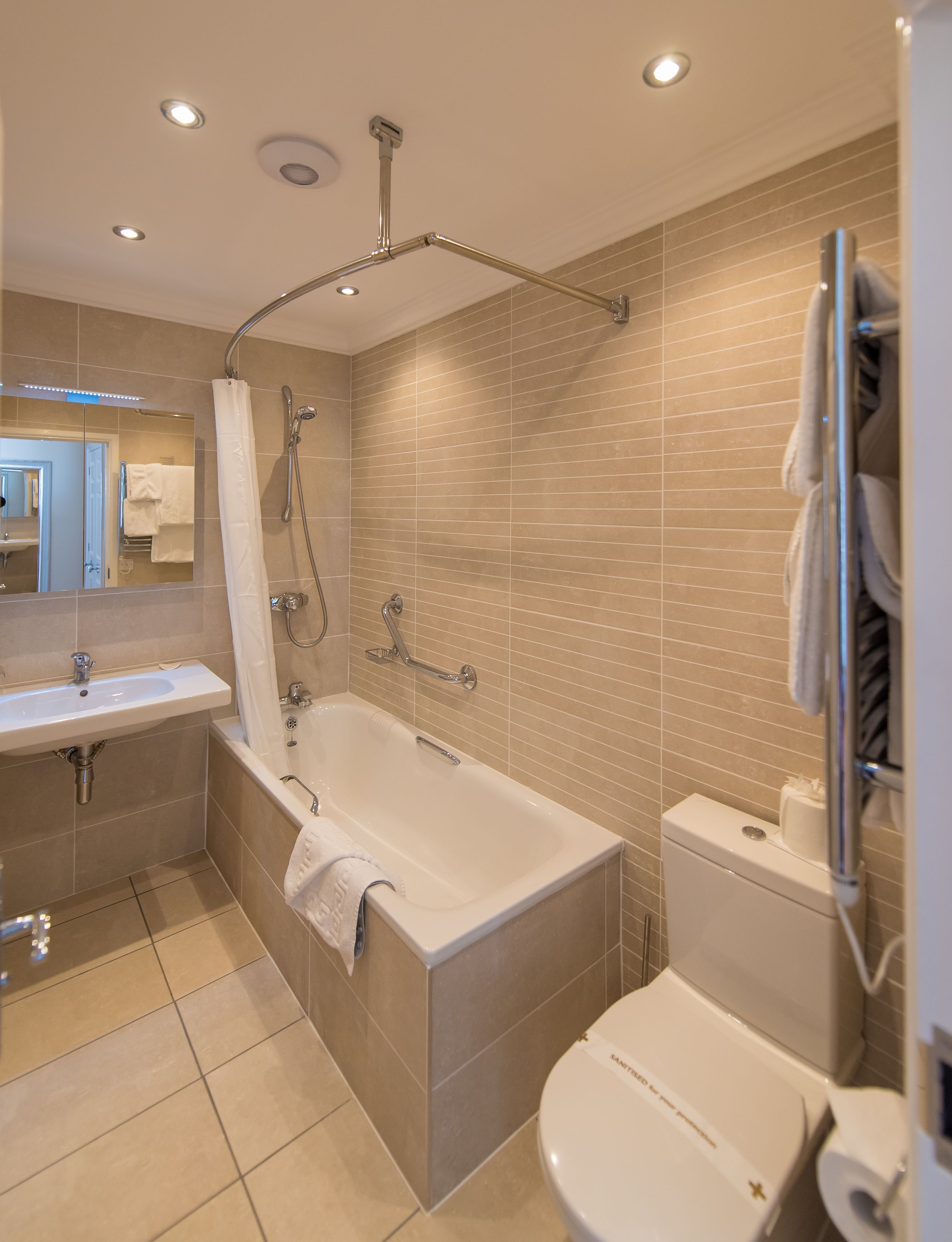 deluxe double or twin room, sea view | bathroom | combined shower/bathtub, deep-soaking bathtub, free toiletries