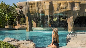 Indendørs pool, 8 udendørs pools, parasoller, liggestole