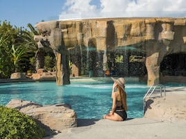Una piscina techada, 8 piscinas al aire libre, sombrillas