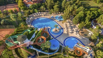 Um parque aquático com várias piscinas, toboáguas e um rio lento.