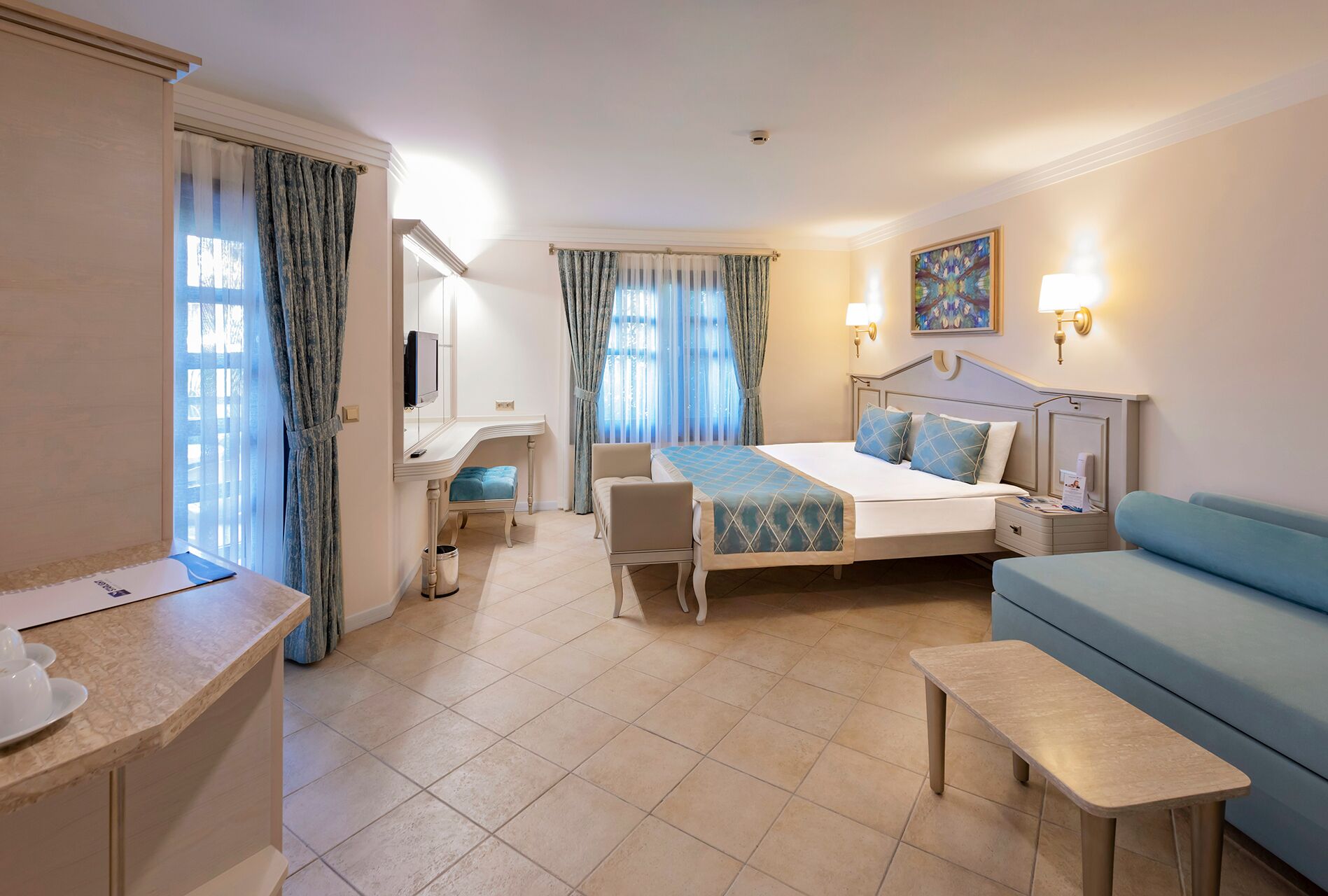 Een gratis minibar, een kluis op de kamer, gratis babybedden