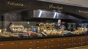 16 restaurants; breakfast, lunch, and dinner served