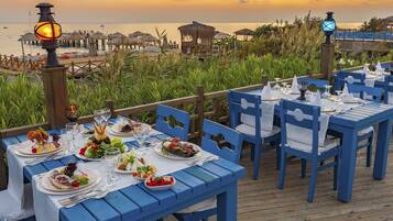 16 restaurants, breakfast, lunch, dinner served; international cuisine