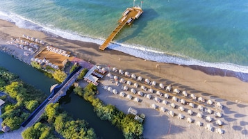 Playa privada, sillas reclinables de playa, sombrillas, toallas de playa