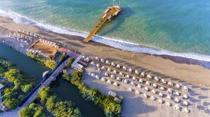 Plage privée, chaises longues, parasols, serviettes de plage