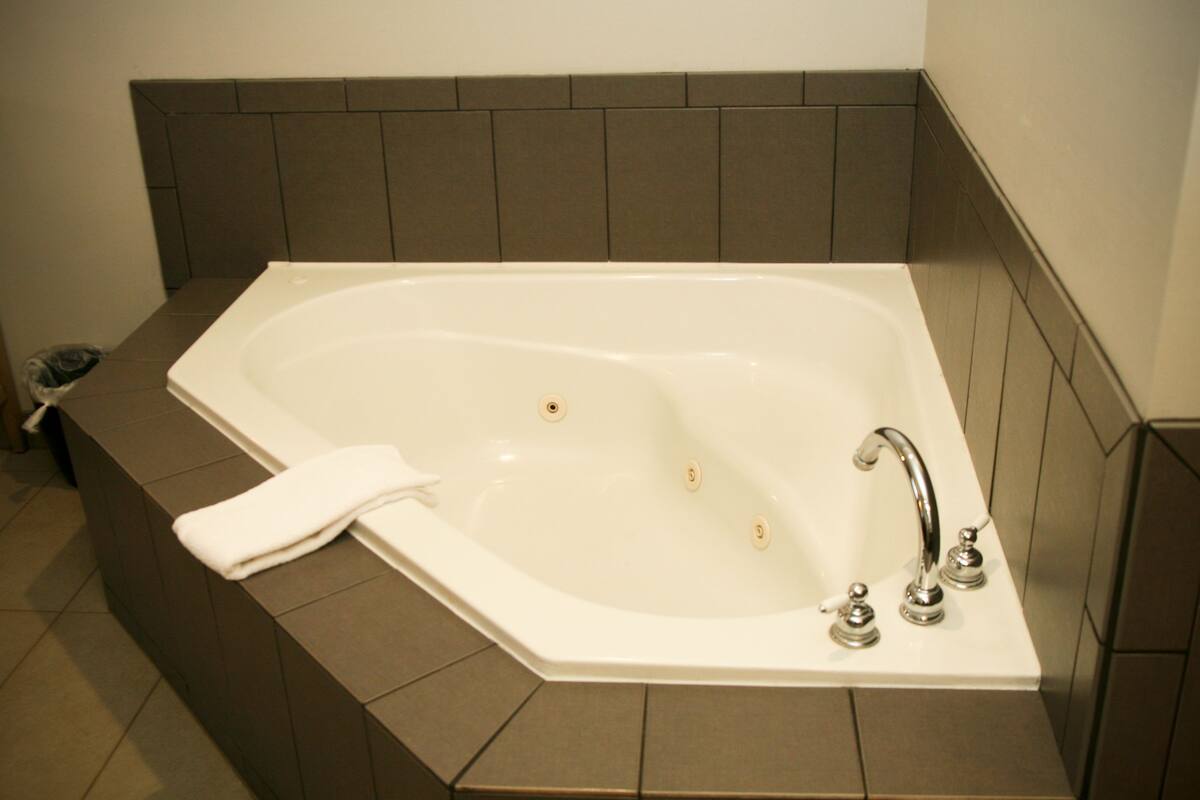 suite, 1 bedroom, non smoking, jetted tub | jetted bathtub