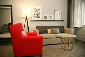 Flat-screen TV - Country Inn & Suites by Radisson, Prineville, OR (Prineville)