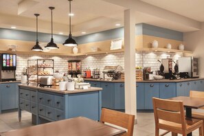 Free daily buffet breakfast - Country Inn & Suites by Radisson, Prineville, OR (Prineville)