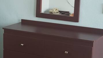 Room, 1 Queen Bed | Room amenity