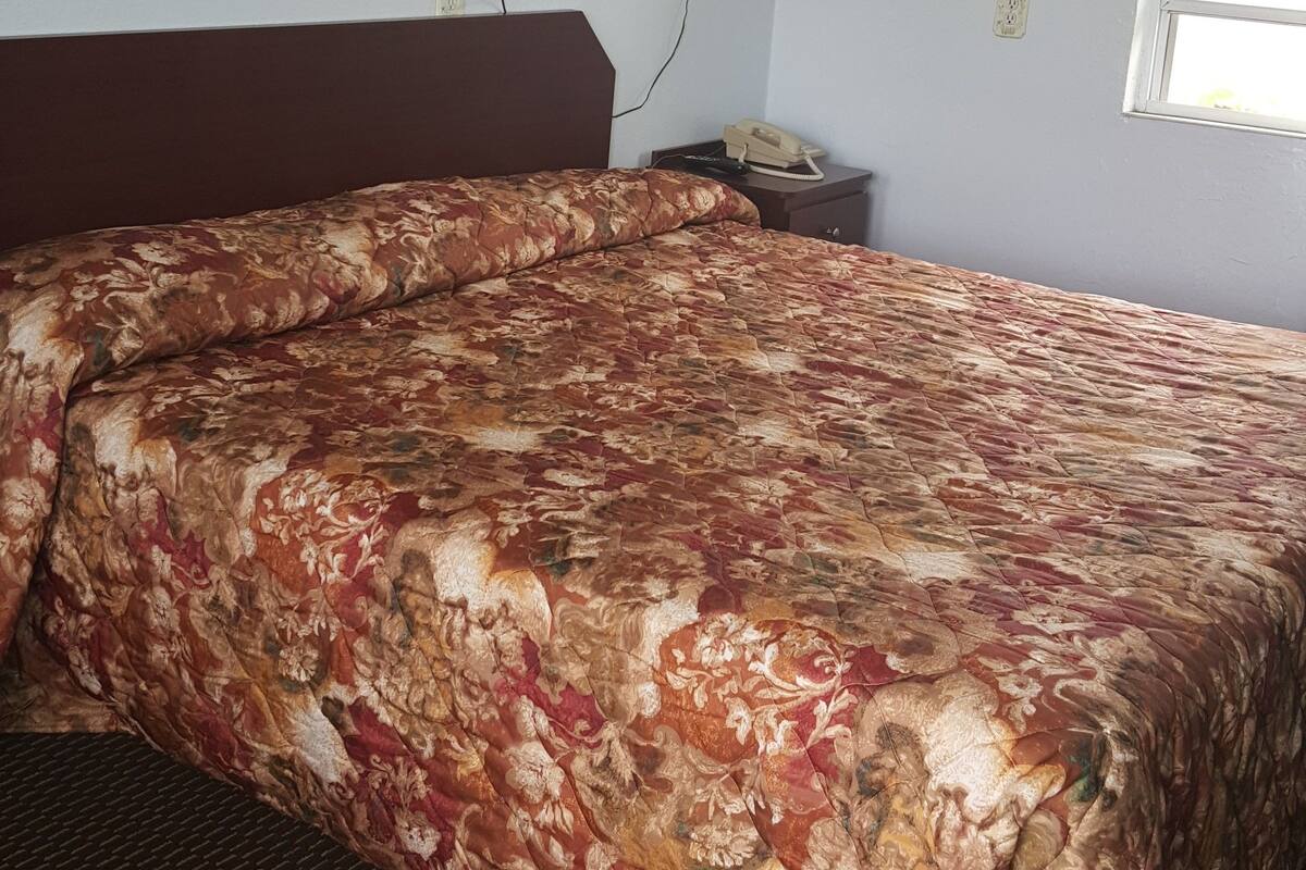 Room, 1 Queen Bed | Desk, WiFi (free)