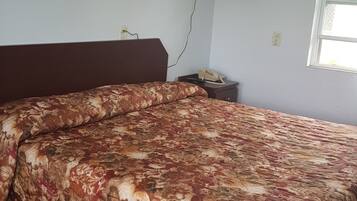 Room, 1 Queen Bed | Desk, free WiFi