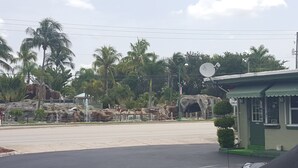 Gambar tidak terklasifikasi, 2 dari 15, tombol