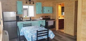 Fridge, microwave, oven, stovetop - Stoneburg Cove Resort (Quinte West)