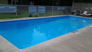 Kolam renang terbuka bermusim