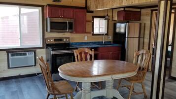 Cottage, 3 Bedrooms | Dapur peribadi | Peti sejuk, ketuhar gelombang mikro, ketuhar, dapur