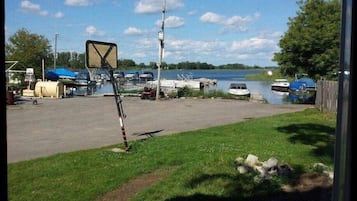 Cottage Premium, 2 kamar tidur, pemandangan danau | Lapangan basket