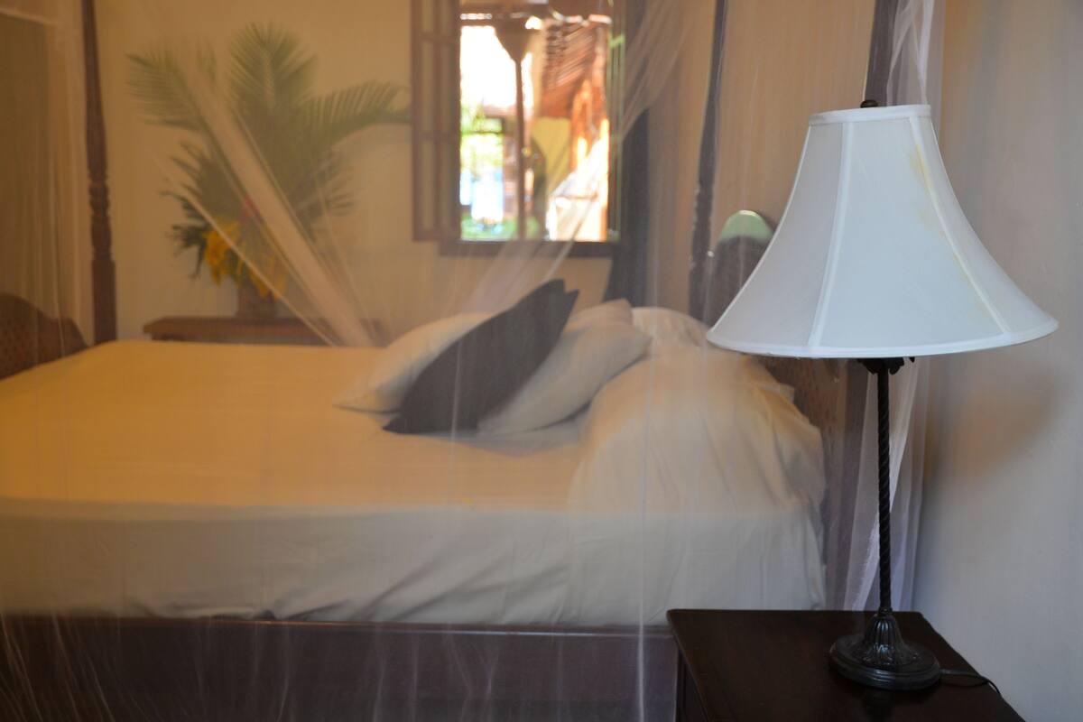 Chambre, salle de bains privée (Deluxe King Room with private bathroo)
