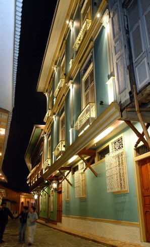 ด้านหน้าที่พัก - ตอนเย็น/กลางคืน