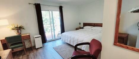 Honeymoon Room | Meja, ruang kerja komputer riba, seterika/papan seterika, Wi-fi percuma