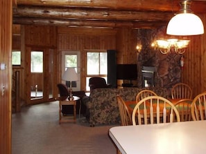 Apartment, 2 Schlafzimmer | Wohnbereich | Fernseher, DVD-Player