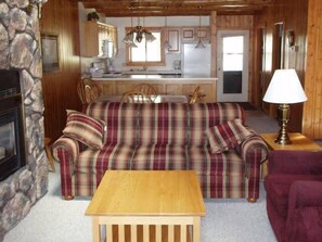 公寓客房, 2 間臥室 | 起居區 | 電視、 DVD 播放機