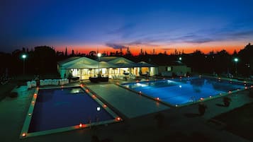 Piscine couverte, 2 piscines extérieures, chaises longues