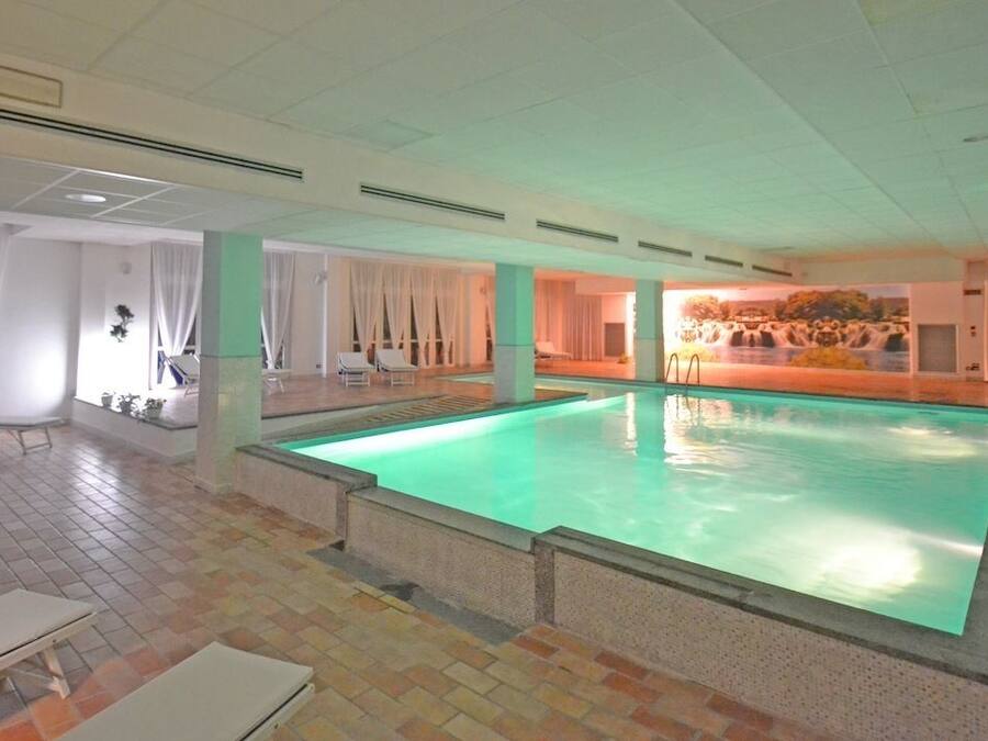 Een binnenzwembad, 2 buitenzwembaden en ligstoelen