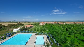 Innenpool, 2 Außenpools, Liegestühle