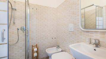 Dusche, kostenlose Toilettenartikel, Haartrockner, Bidet