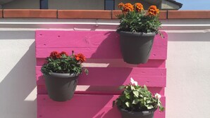 A building with a pink wall and a grey roof. - B&B La Terrazza (Rho)