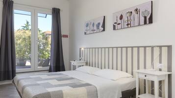 Doppel- oder Zweibettzimmer, Terrasse | Laptopgeeigneter Arbeitsplatz, kostenlose Babybetten, kostenloses WLAN