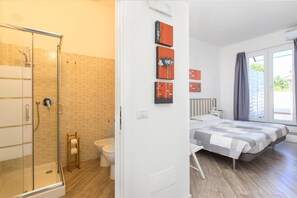 Laptop workspace, free cribs/infant beds, free WiFi, bed sheets