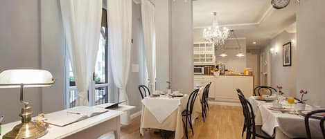 Habitación doble, baño privado | Lobby