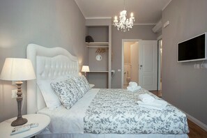 Habitación doble, baño privado | Escritorio, wifi gratis, ropa de cama