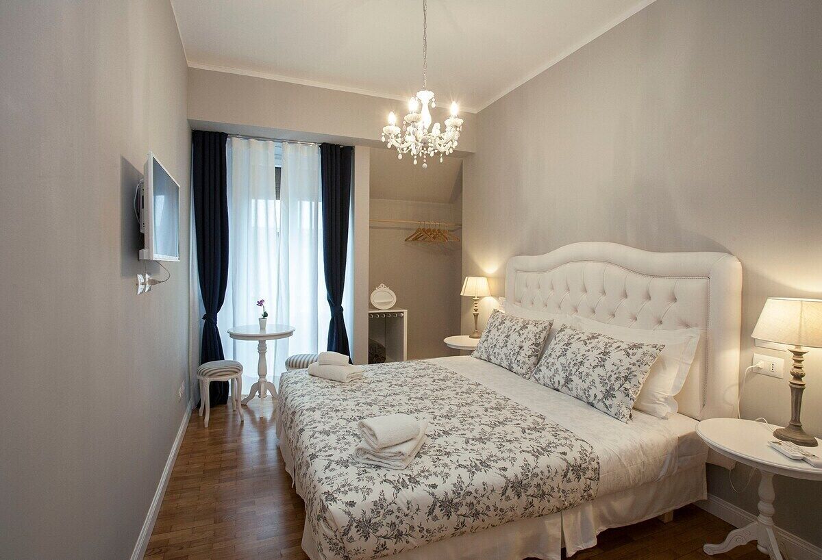 Habitación doble, baño en la habitación | Escritorio, wifi gratis y ropa de cama 