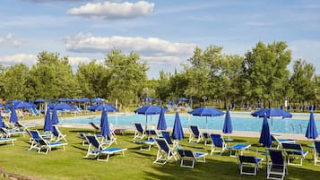 Indoor pool, 2 outdoor pools