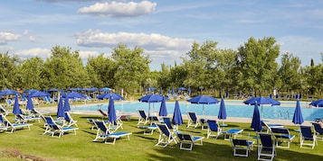 Indoor pool, 2 outdoor pools