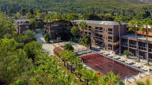A resort with a swimming pool, multiple buildings, and lush greenery. - Golden Sun Hotel Adult Only  (Kemer)