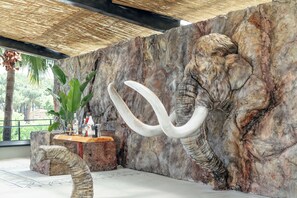 Bar en milieu de piscine