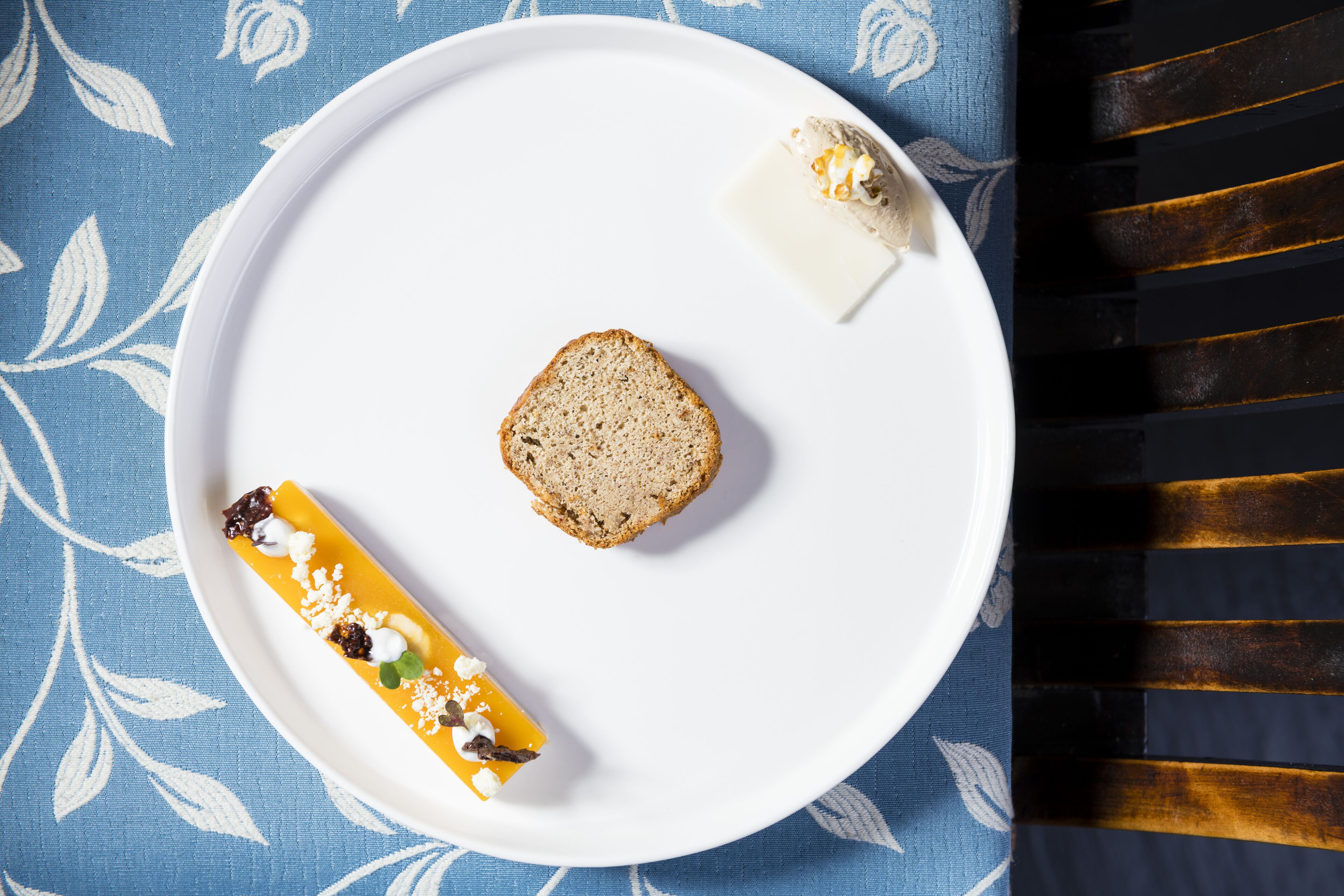 2 間餐廳，供應早餐、午餐和晚餐，當地料理