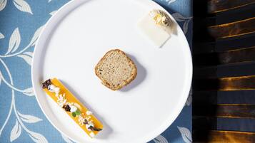 2 restoran, melayani sarapan, makan siang; sajian masakan lokal