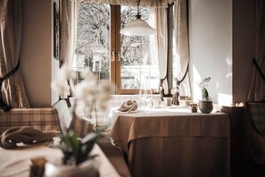 2 restaurants, serveren ontbijt, lunch, diner, lokale gerechten