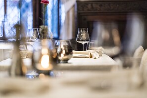 2 restaurants, breakfast, lunch, dinner served; local cuisine 