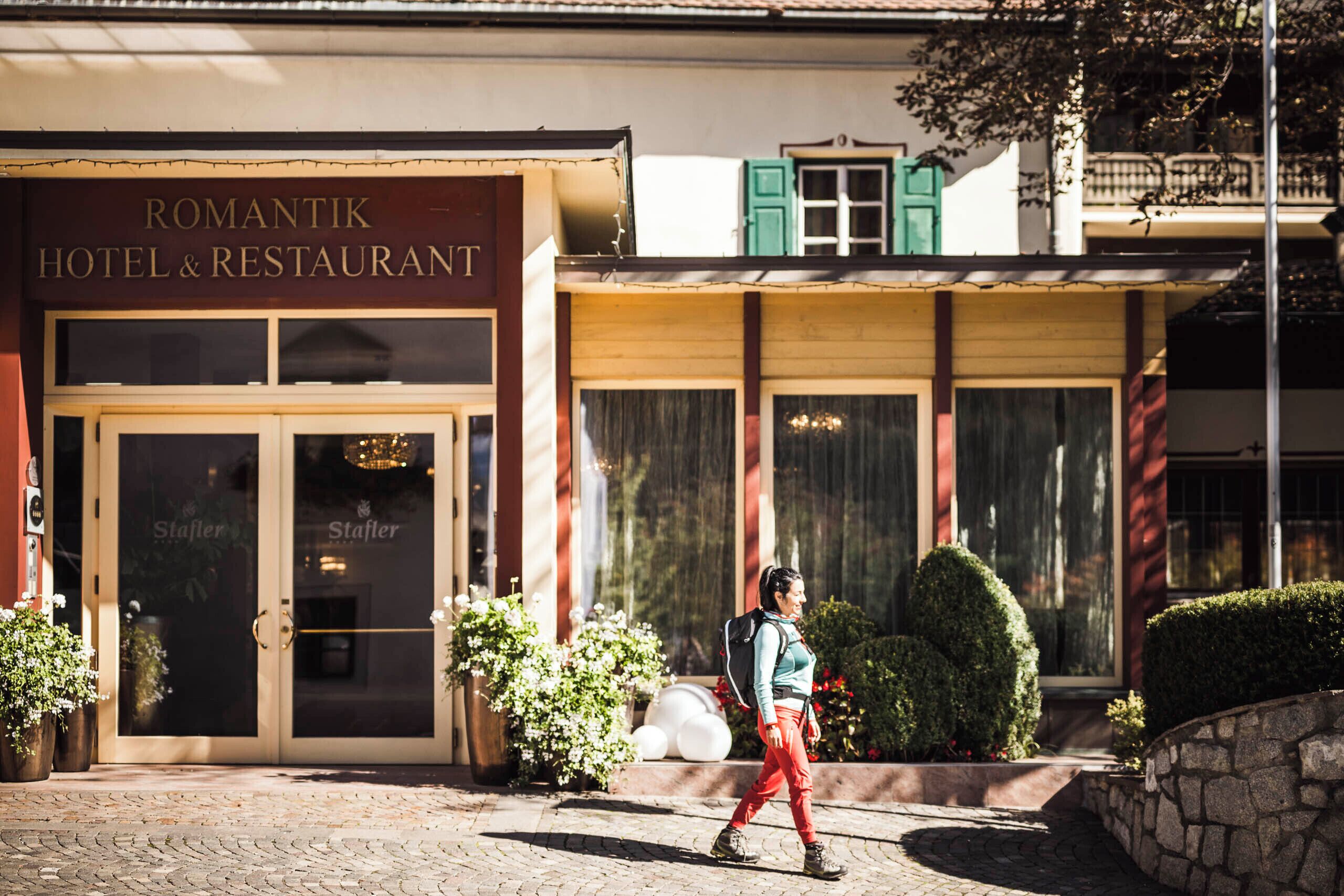 Entrada de un hotel con un letrero que dice 'Romantik Hotel & Restaurant'.